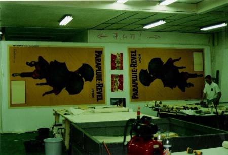 Vue de l'atelier,bacs de traitements et large panneau pour les trés grandes affiches 7.40x 2.40 metre,avec 2 parapluie revell de Léonnetto Cappiello un des maitres de l'affiche.